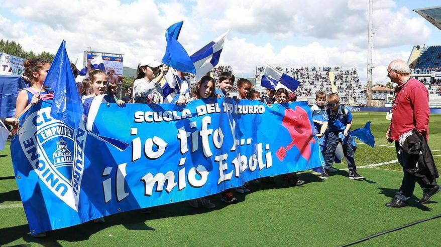 La Scuola del tifo sfila in passerella