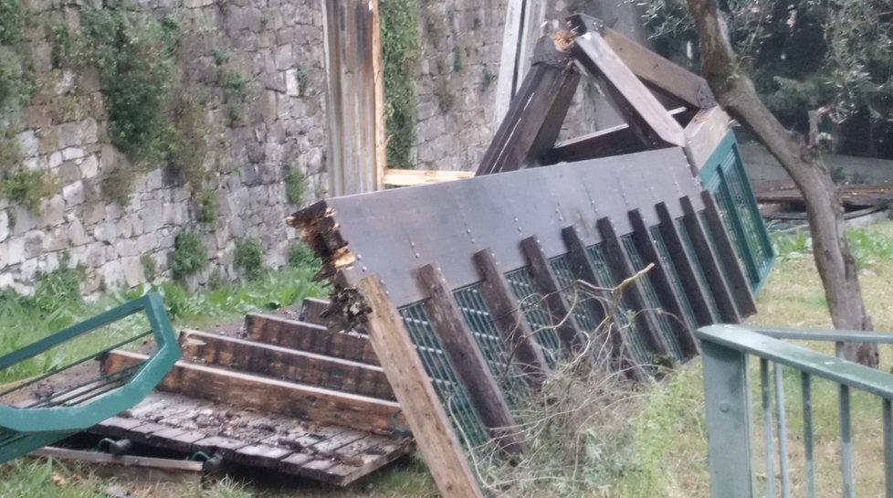 Passerelle in acciaio tra centro e parcheggio 