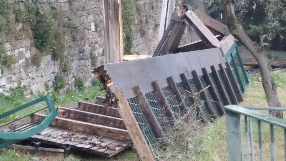 Passerelle in acciaio tra centro e parcheggio