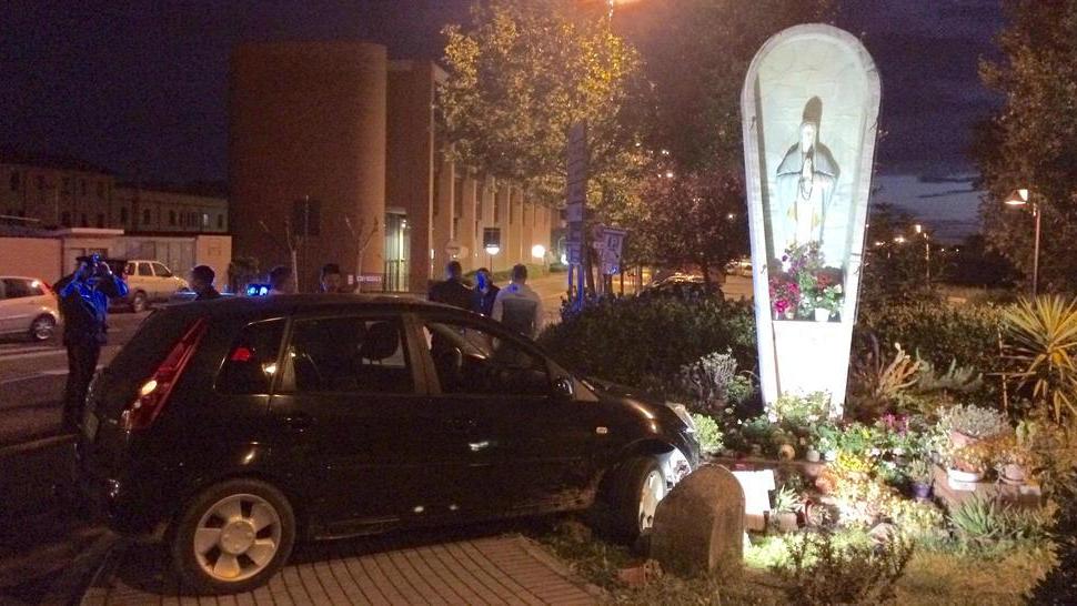 Con l’auto contro la statua della Madonna