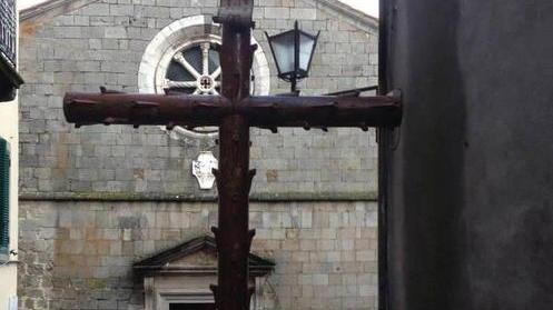 Enormi croci in processione e riti d’amore a Santa Fiora