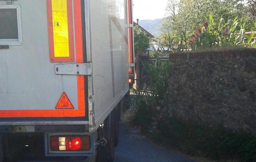 Tir resta incastrato per 3 ore sul ponte del Mulinaccio