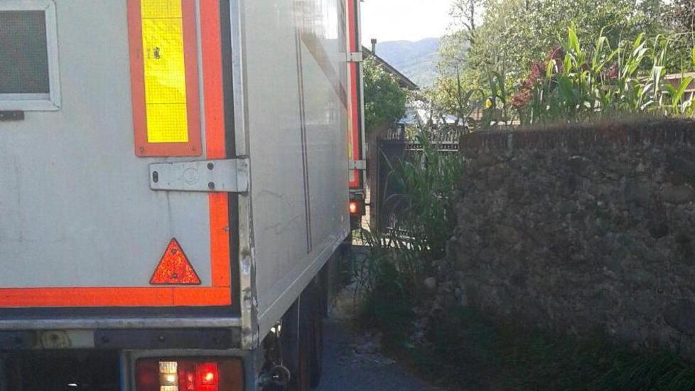Tir resta incastrato per 3 ore sul ponte del Mulinaccio