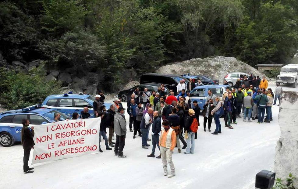 «Troppi straordinari» La rabbia dei cavatori 