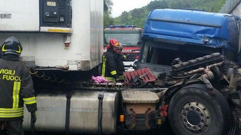 Perde il controllo del tir e finisce contro un muro