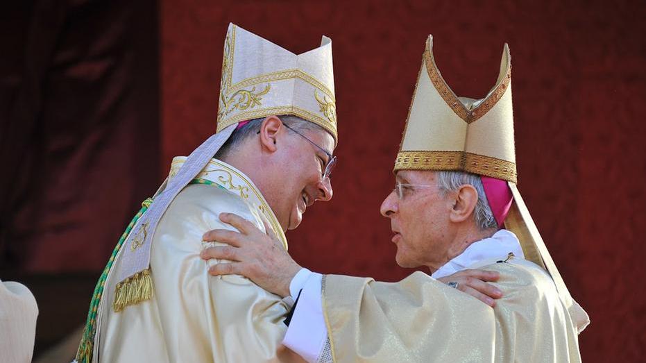 Il vescovo abbraccia i nuovi fedeli 