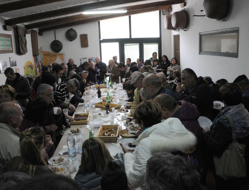 San Francesco, cammino di fede sotto la pioggia 