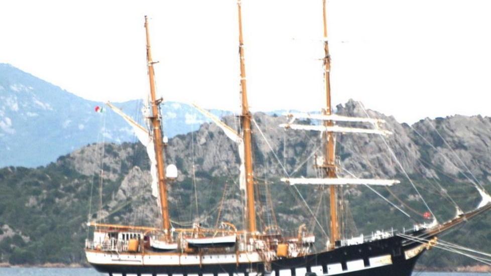 Il vento costringe la Palinuro a salutare l’isola da lontano
