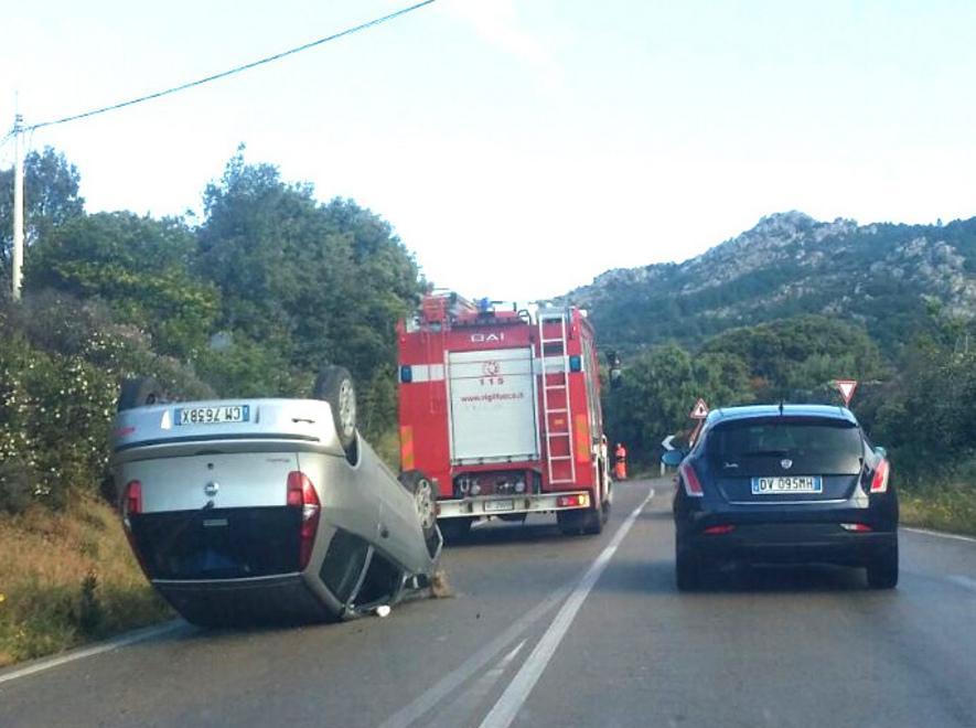 Asfalto viscido: un’auto si ribalta 