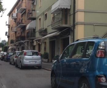 Via Formigina e i parcheggi in doppia fila