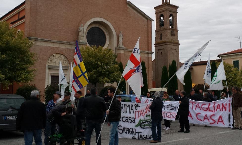 San Bartolomeo, sit in anti-profughi