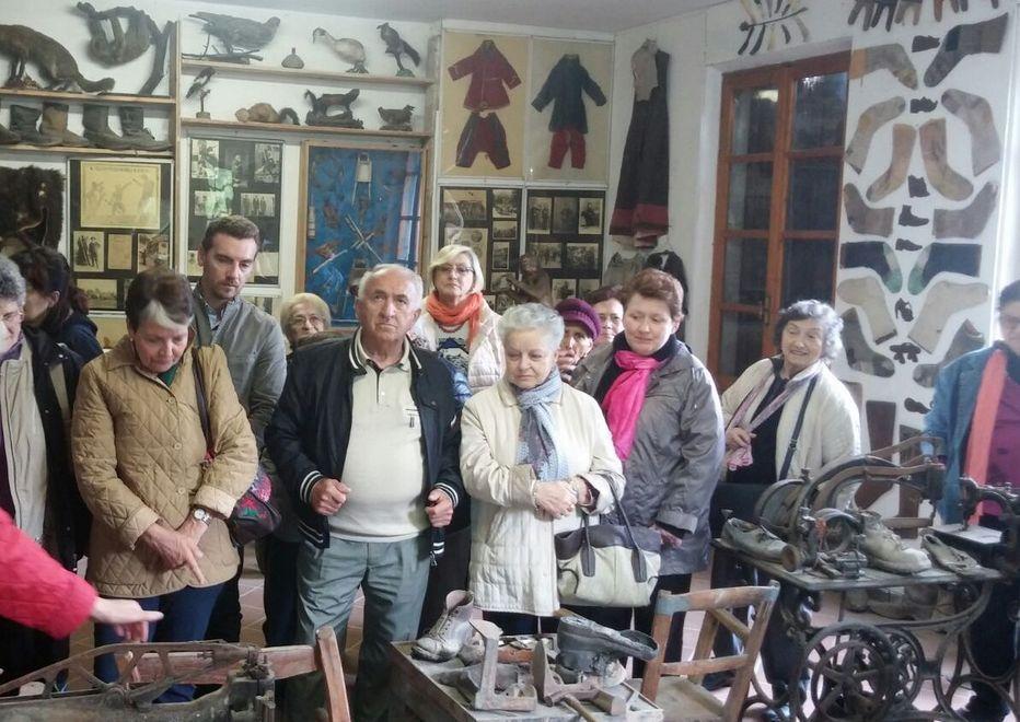 Gli anziani vanno in gita al museo Guatelli