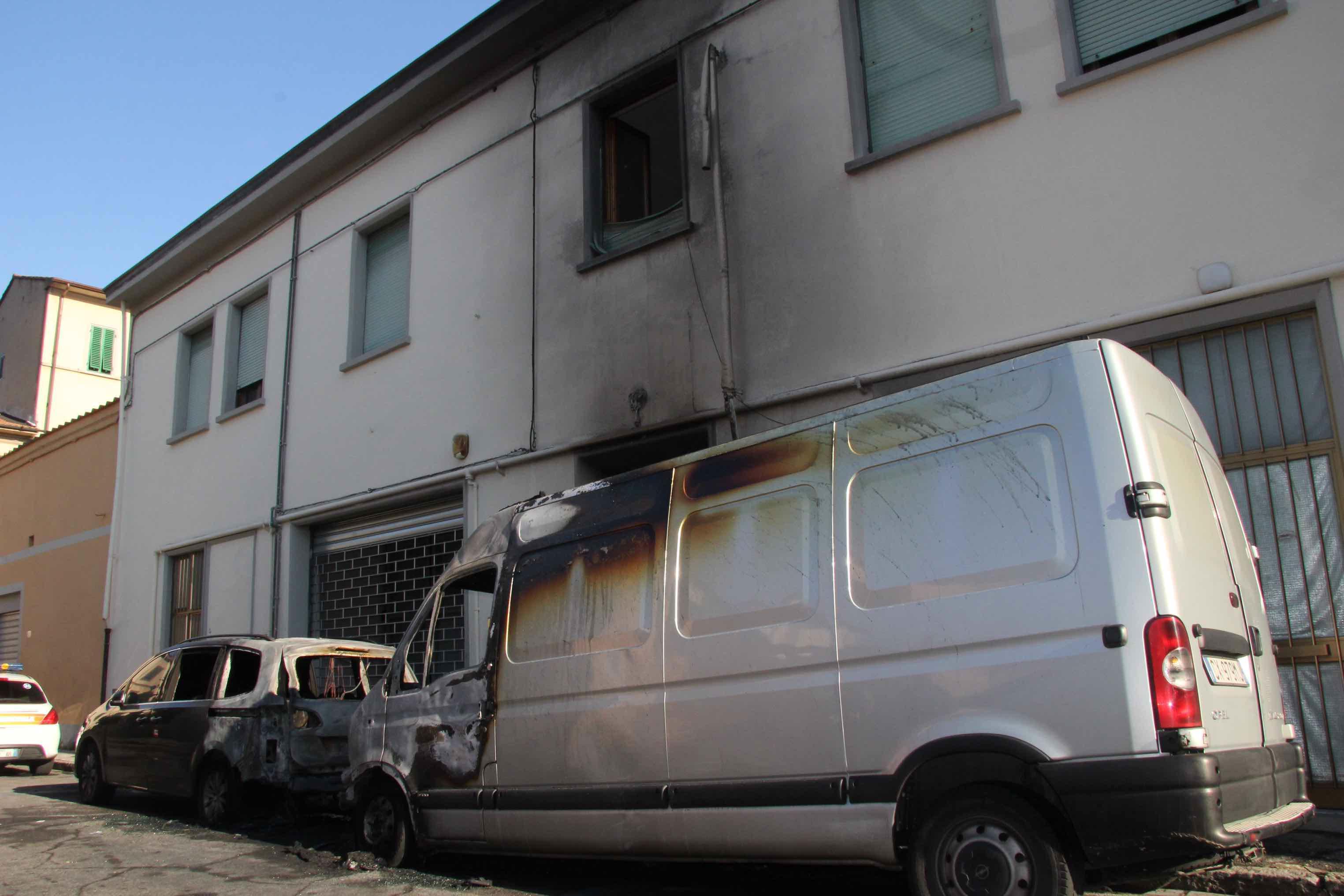 Auto, furgone distrutti dalle fiamme, il muro della palazzina di via Cerutti annerito dal fuoco (foto Batavia)