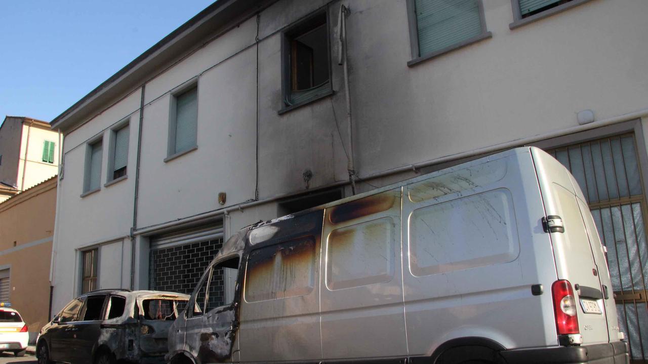 Auto, furgone distrutti dalle fiamme, il muro della palazzina di via Cerutti annerito dal fuoco (foto Batavia)