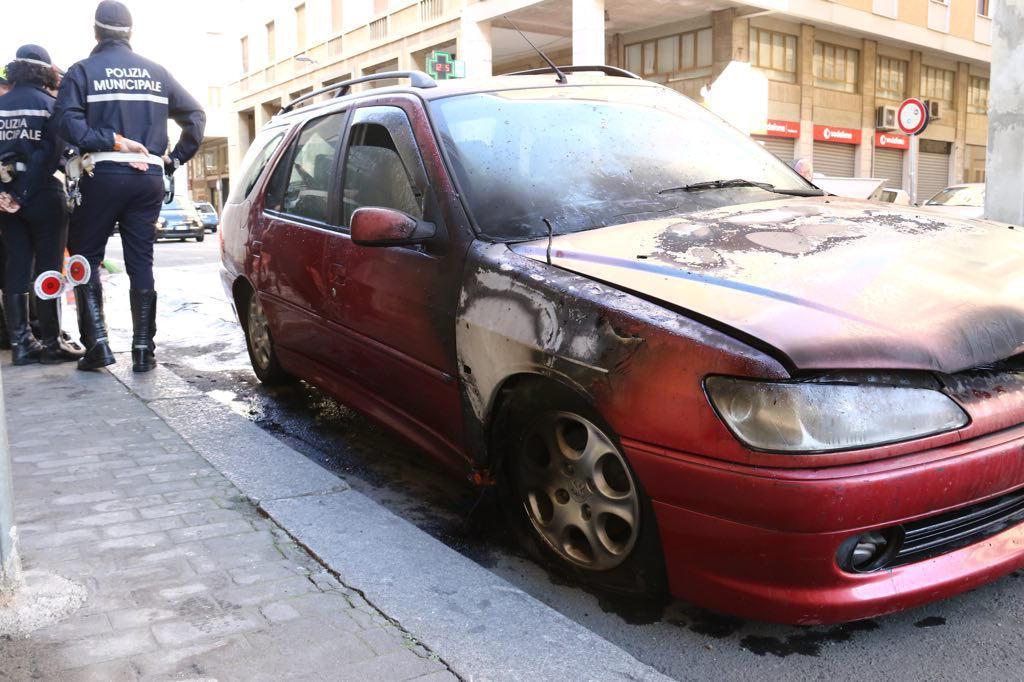 L'auto distrutta dalle fiamme in via Grande 