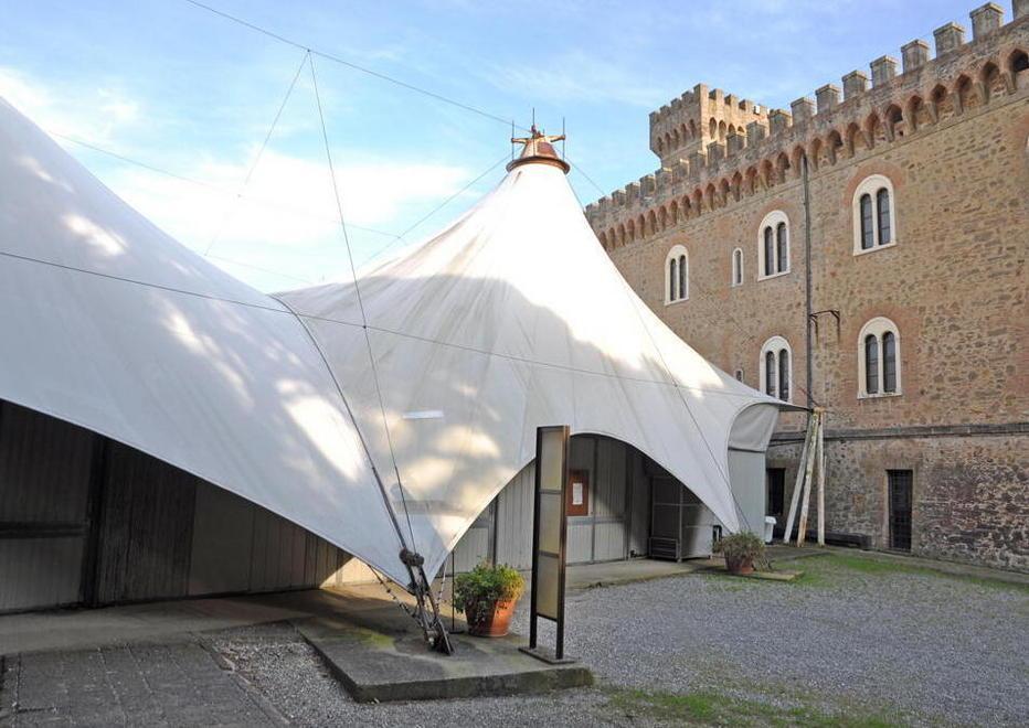 Il Castello Pasquini e la tensostruttura (Foto Michele Falorni/Silvi)