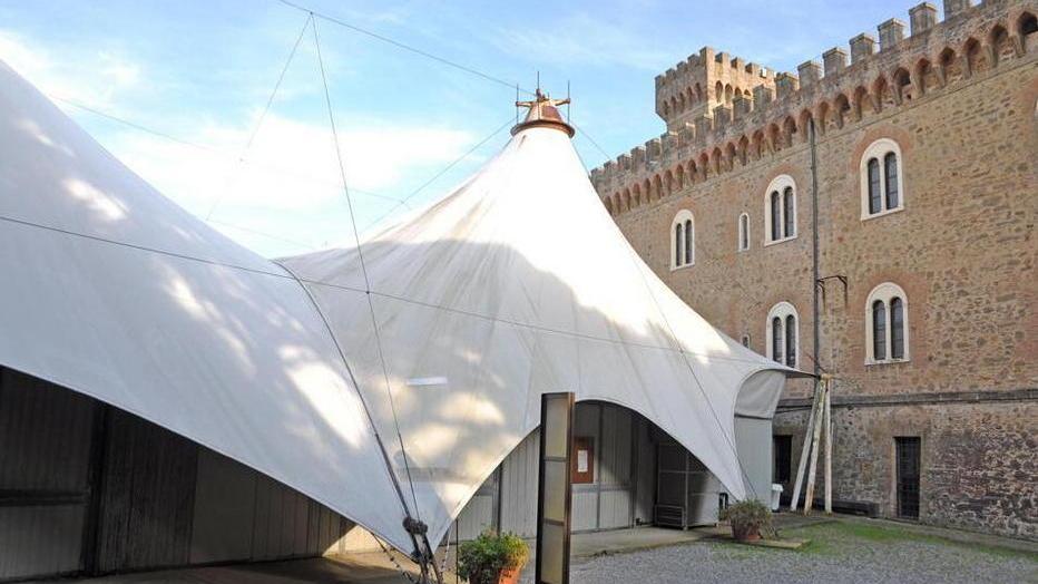 Il Castello Pasquini e la tensostruttura (Foto Michele Falorni/Silvi)