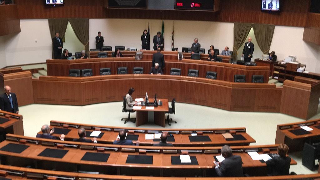 Il giuramento di Giovanni Satta nell'aula del consiglio regionale (foto Mario Rosas)