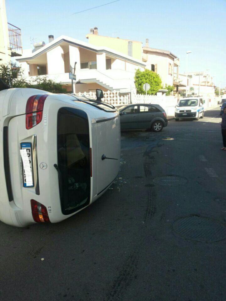 Cagliari, Mercedes urtata da un'auto finisce su un muro e si ribalta
