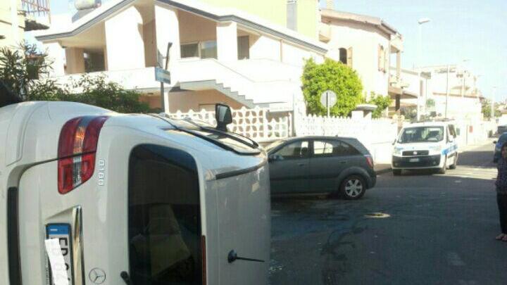 Cagliari, Mercedes urtata da un'auto finisce su un muro e si ribalta