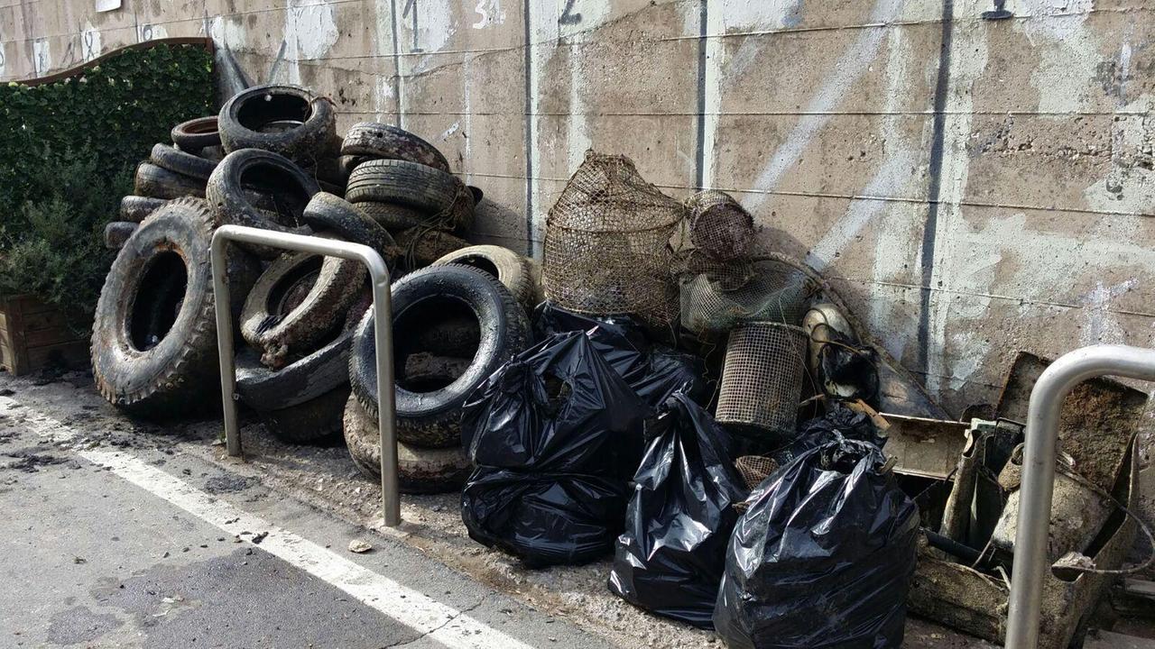 Gli pneumatici ripescati in mare