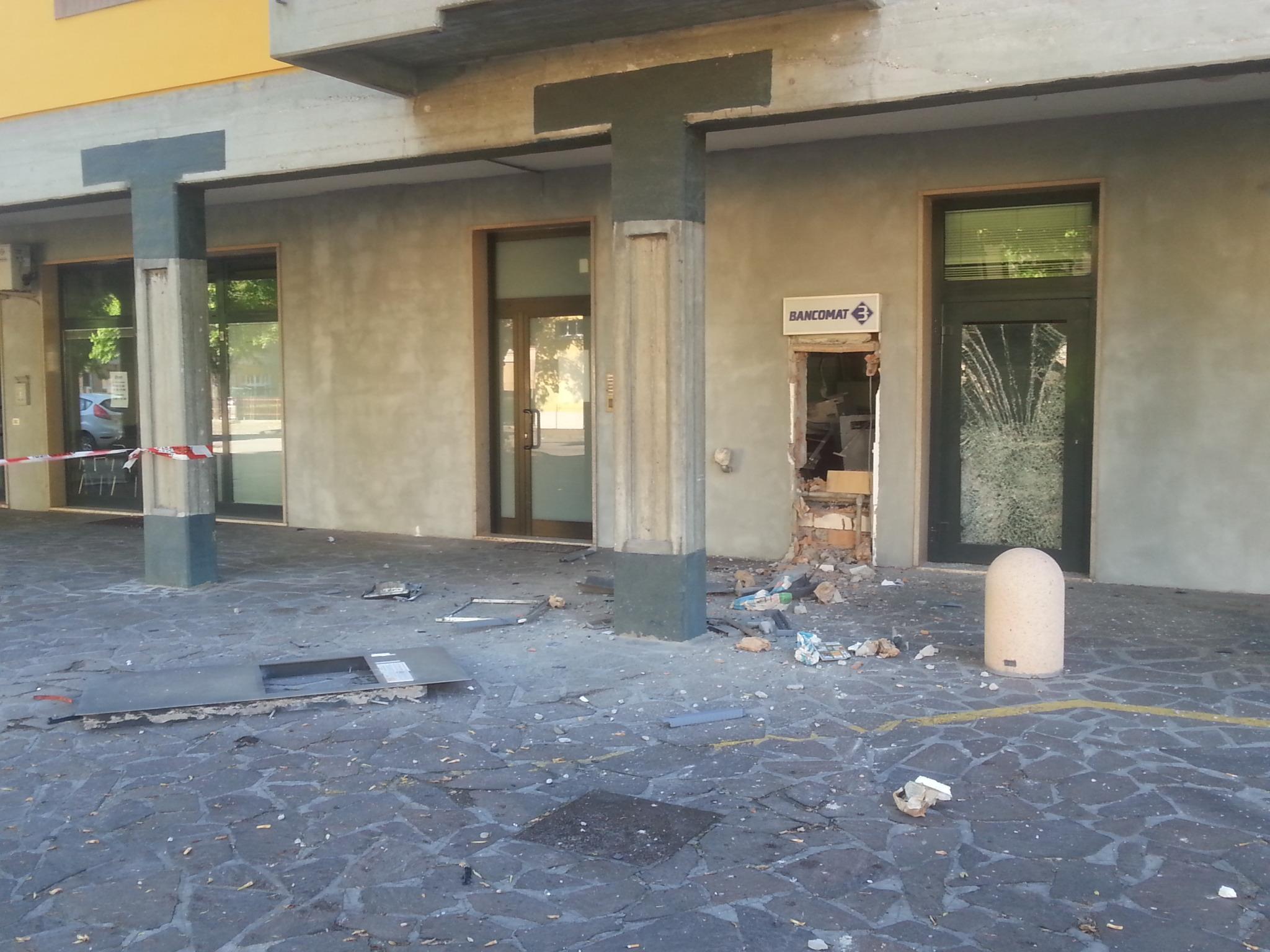 Reggiolo, boato nella notte: i ladri fanno esplodere il bancomat e rubano migliaia di euro
