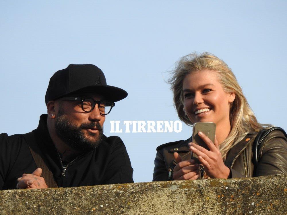Carmen Electra con un amico a Talamone (foto Enzo Russo)
