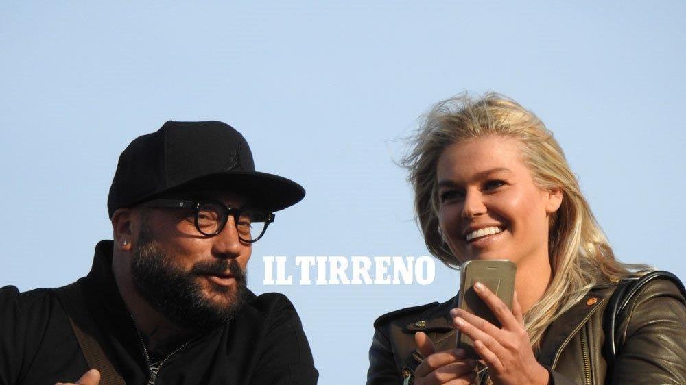 Carmen Electra con un amico a Talamone (foto Enzo Russo)
