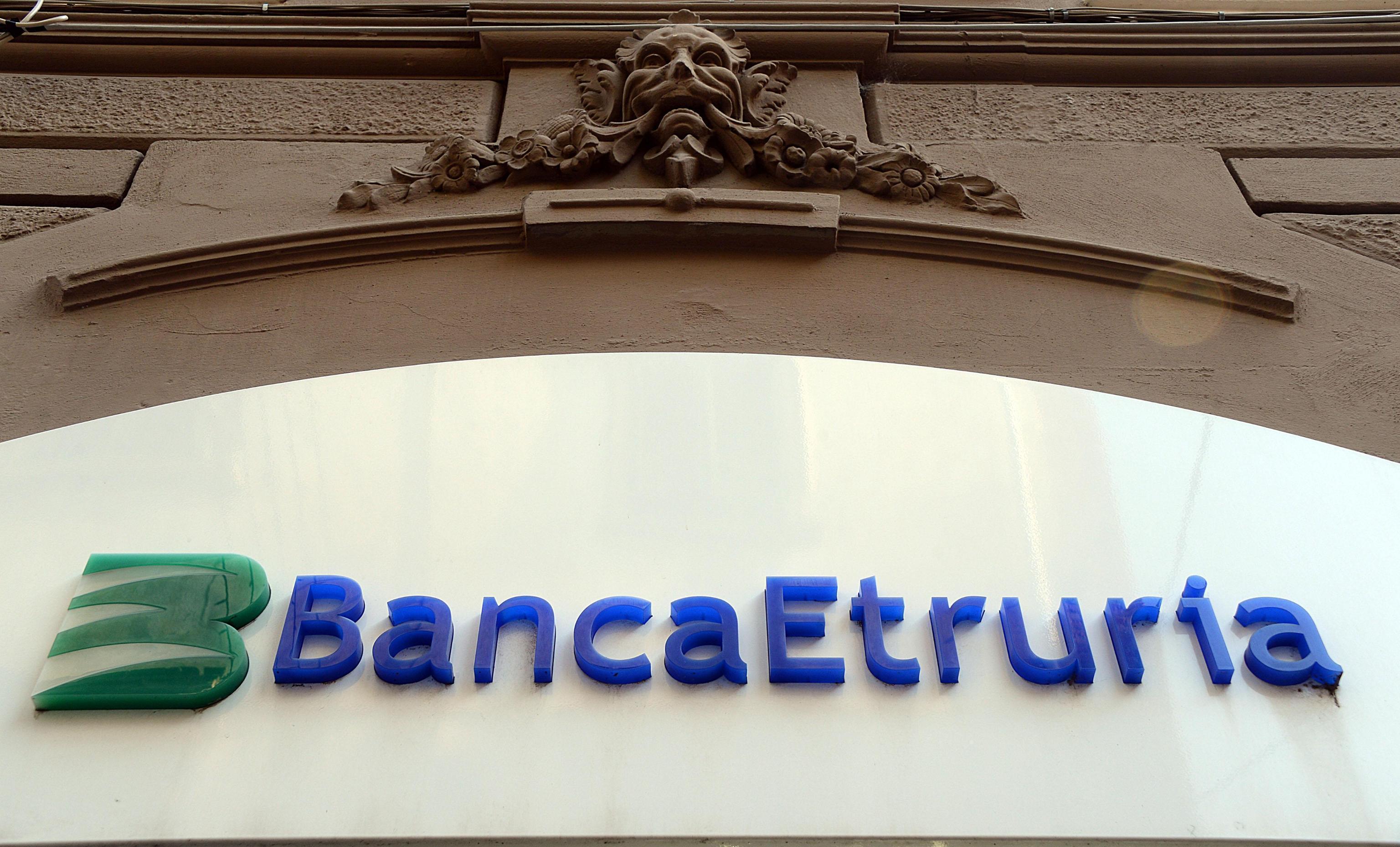 La Guardia di fInanza nella sede di Banca Etruria