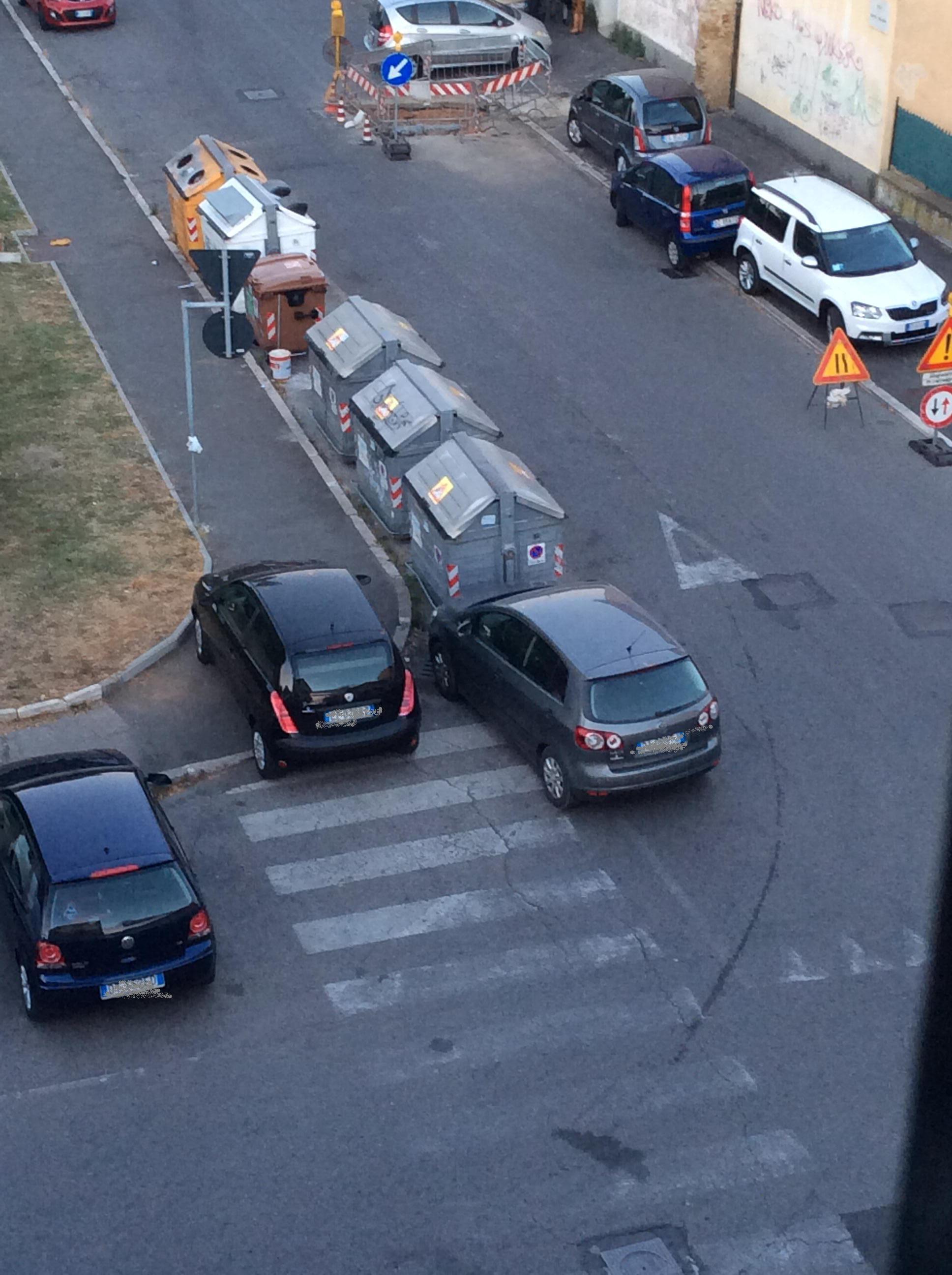 Il parcheggio azzardato di tre auto tra strisce pedonali emarciapiedi