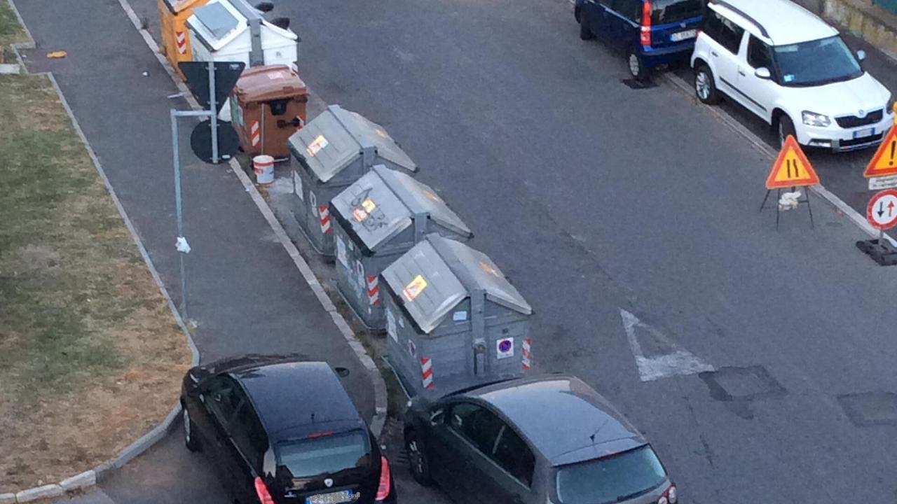 Il parcheggio azzardato di tre auto tra strisce pedonali emarciapiedi