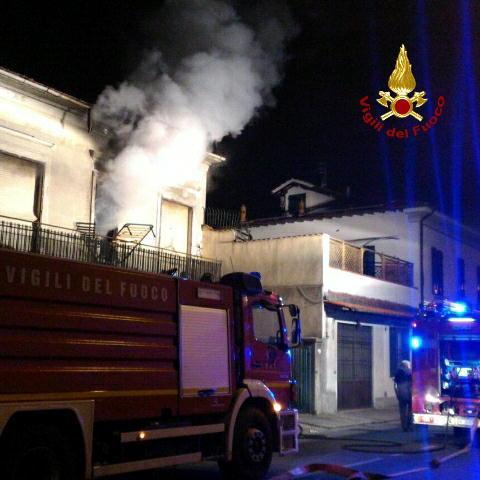 L'incendio nella palazzina occupata abusivamente in via Luti, il 29 marzo