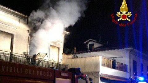 L'incendio nella palazzina occupata abusivamente in via Luti, il 29 marzo