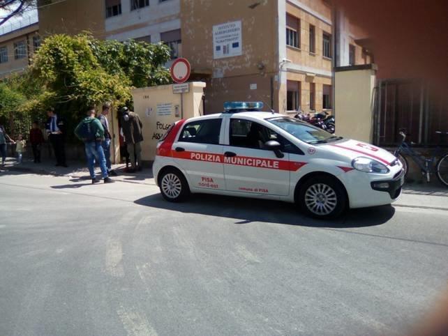 La polizia municipale davanti all'alberghiero