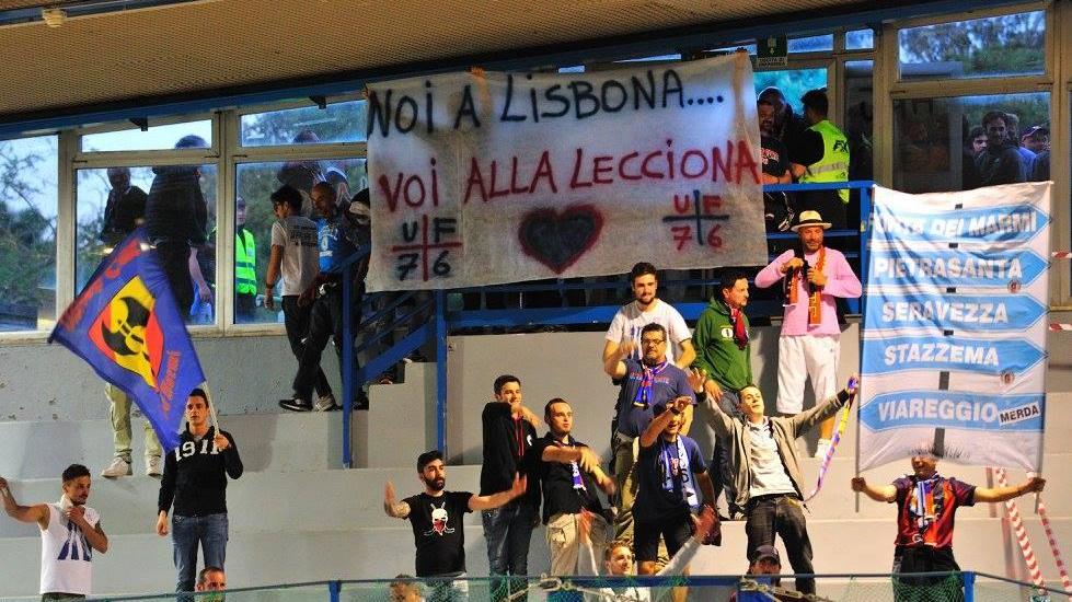 Lo striscione esposto dai tifosi del Forte dei Marmi