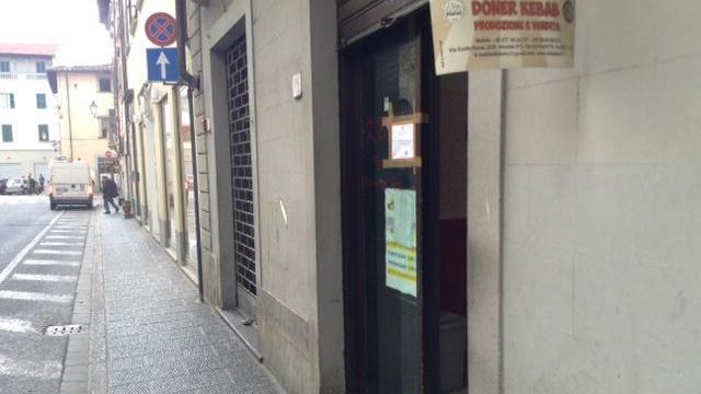 Il kebab chiuso dalla polizia in via Guasti (foto Batavia)