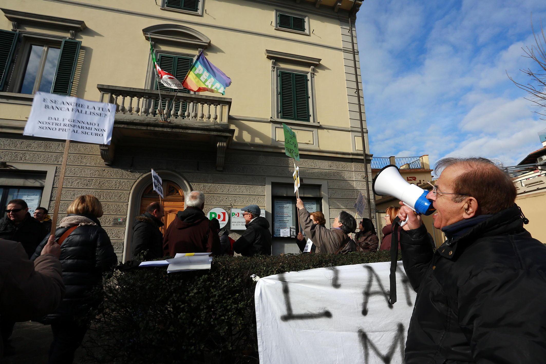 La protesta dei risparmiatori sotto il Pd 