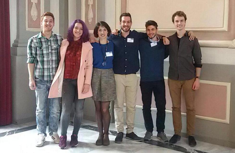 Alice Antonelli (terza da sinistra) con alcuni dei finalisti del concorso internazionale