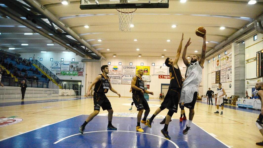 Un'azione del Basket Cecina (Foto Michele Falorni/Silvi)