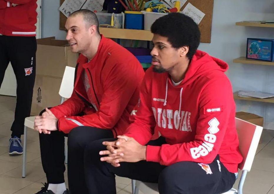 Coach Esposito e Blackshear in visita alla scuola materna