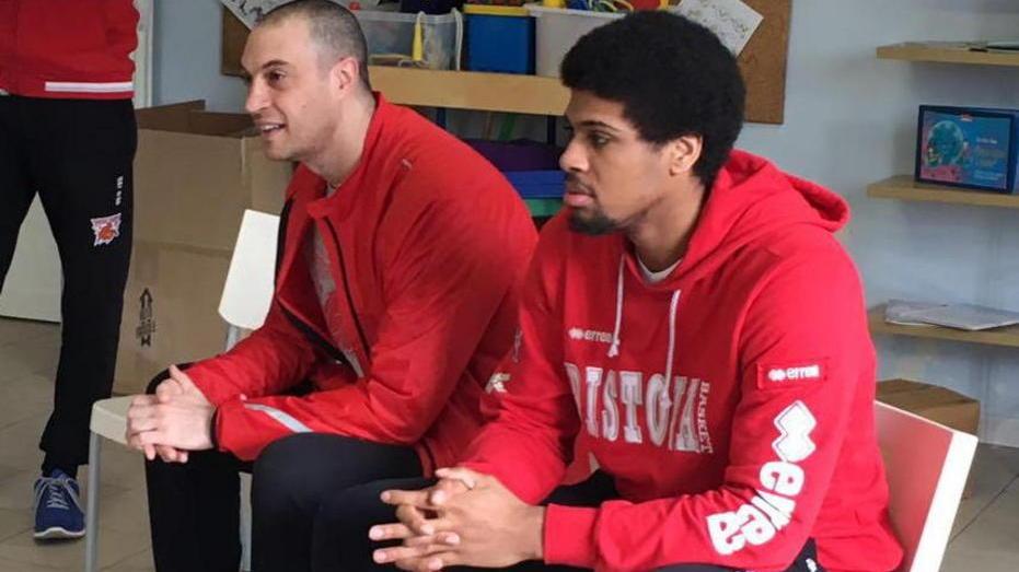 Coach Esposito e Blackshear in visita alla scuola materna