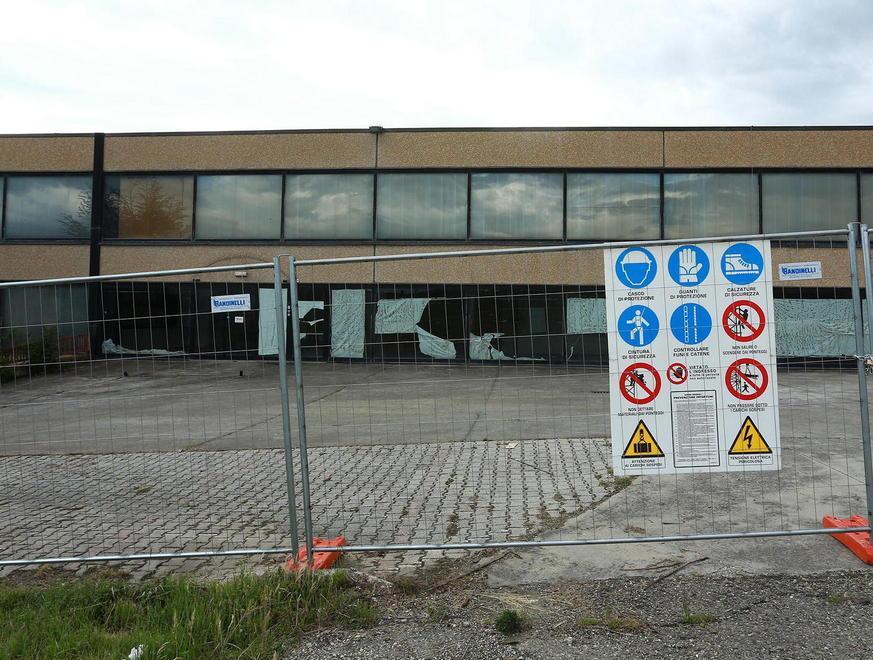 Ex Rud mobili, via lo sporco l’area ripulita e transennata 