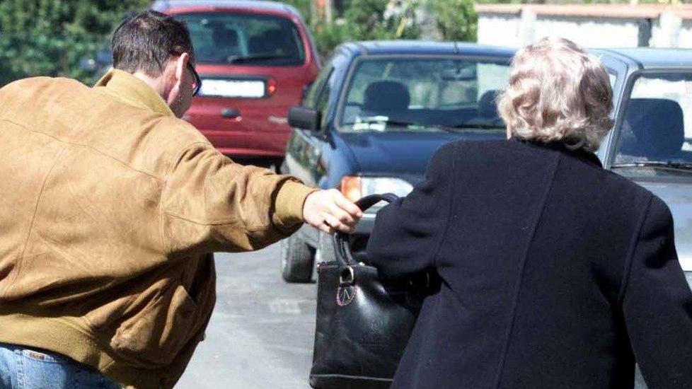 Va al cimitero, le rubano la borsa