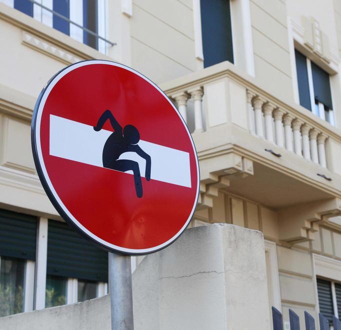 Cartelli stradali trasformati in opere d’arte in Darsena
