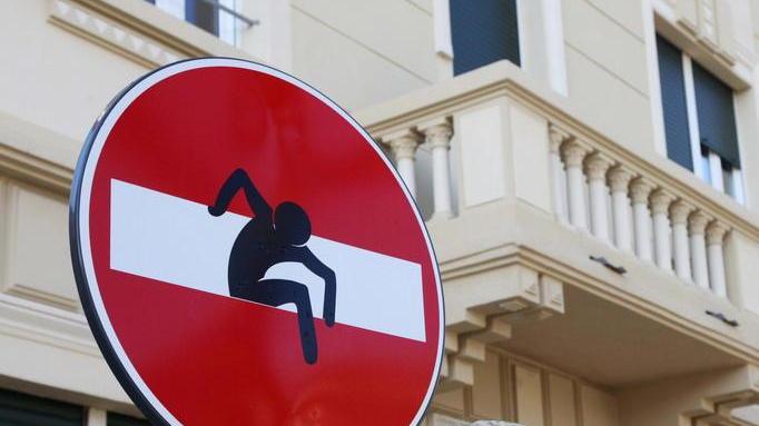 Cartelli stradali trasformati in opere d’arte in Darsena