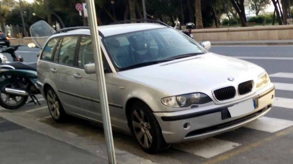 Sul viale Italia l’auto è sulle strisce 
