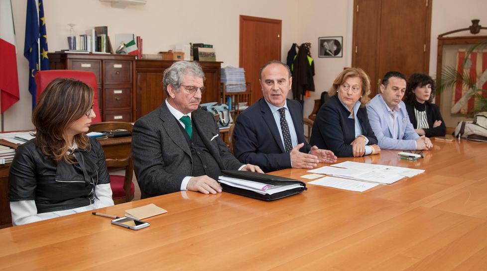 Si insedia la nuova giunta, pioggia di commenti al veleno