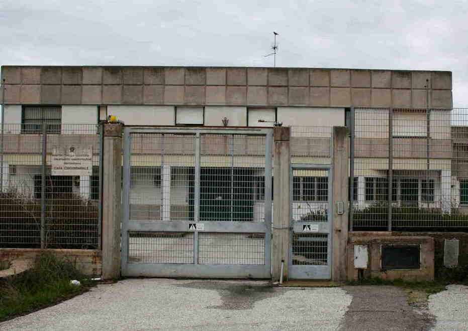 Anche l’ex cappellano del carcere si oppone all’arrivo di migranti 