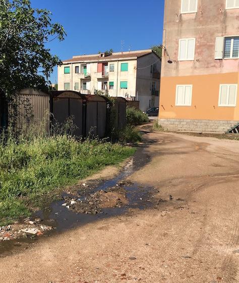 Davanti alle case Iacp scorrono i liquami