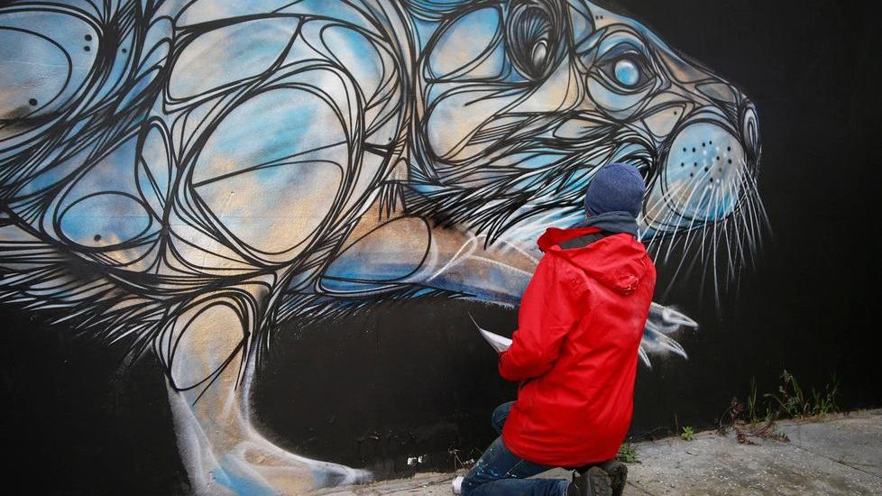 L’artista Dzia “interpreta” l’alluvione